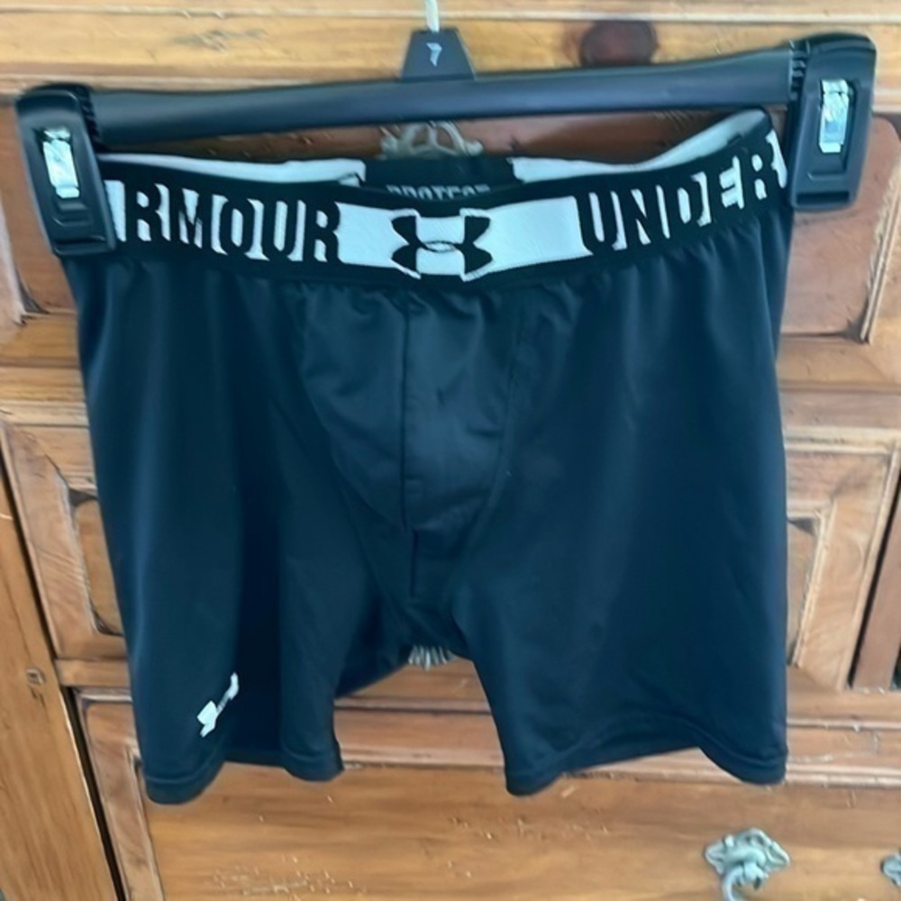 Under Armour Boy’s Black Athletic Shorts Size Youth Medium EUC